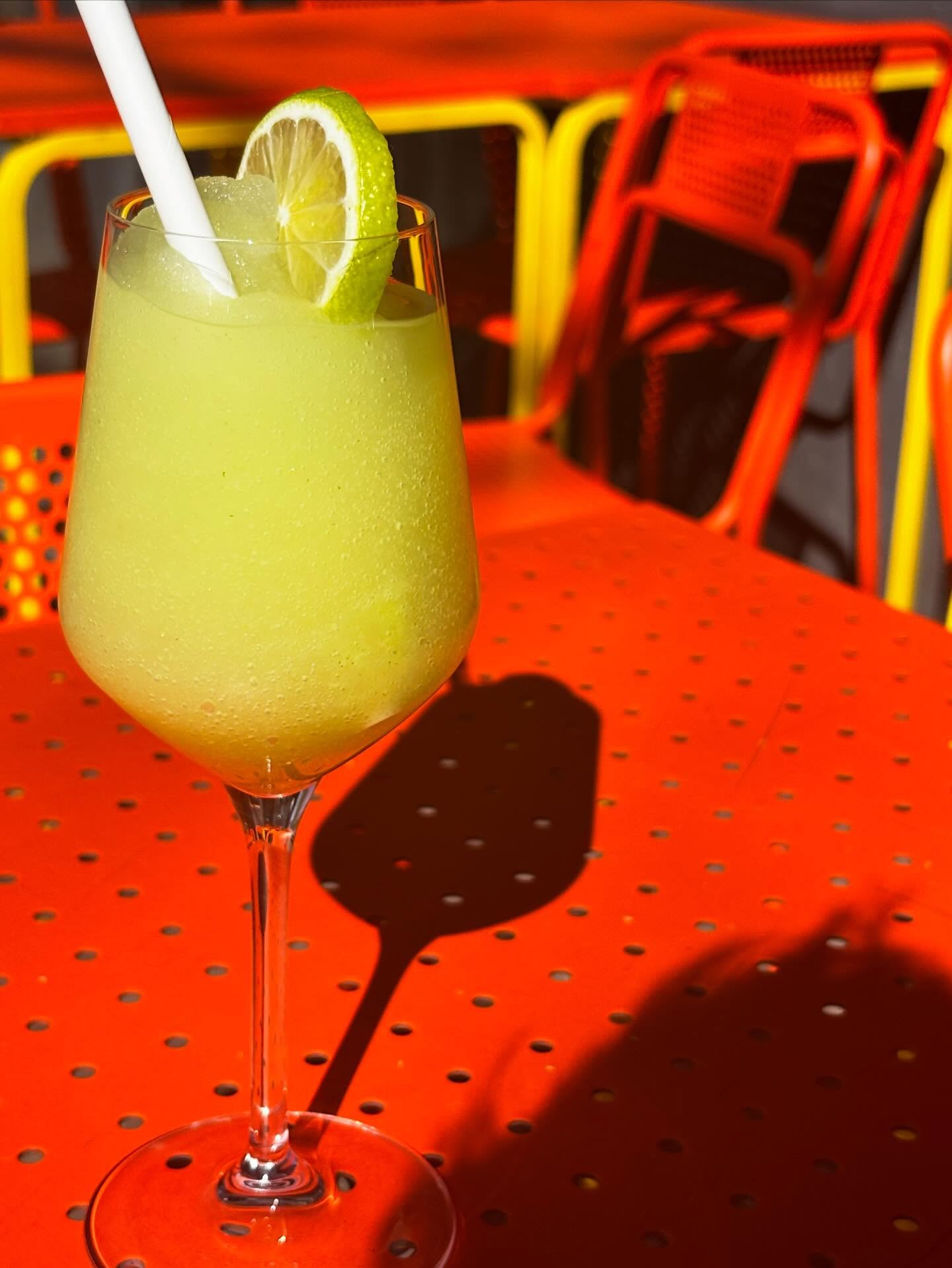 Cocktail glacé sur la terrasse
